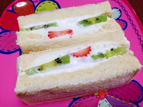 朝食におやつに☆クリームたっぷりフルーツサンド